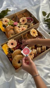 spread-me-picnic-box-brunch-lovers-with-branded-logo-sticker